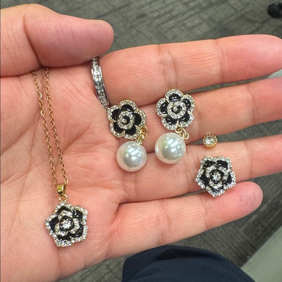 4 pieces Elegant Black and Gold Flower Jewelry Set - Picture 2 of 11